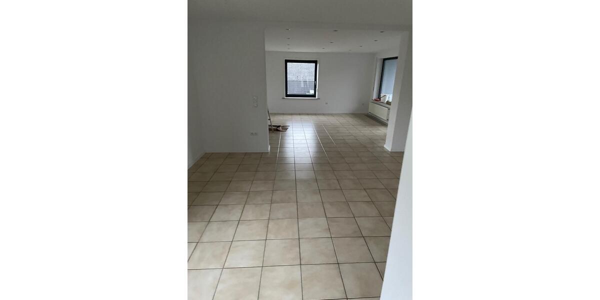 4 Zimmer Wohnung zu vermieten, zusätzlich Kellerraum und Garage 5 zimmer