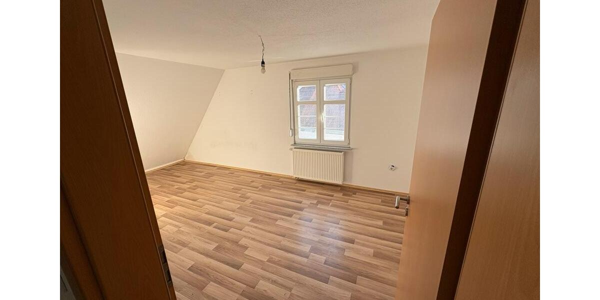 Dachgeschoßwohnung Eisenberg (Pfalz) - 3 Zimmer, 110 m&sup2;, 1.100&euro; | Angebot:25902441