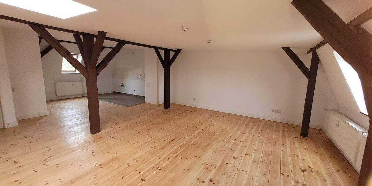 Frisch renovierte Wohnung im Dachgeschoss sucht neuen Mieter. 2 zimmer