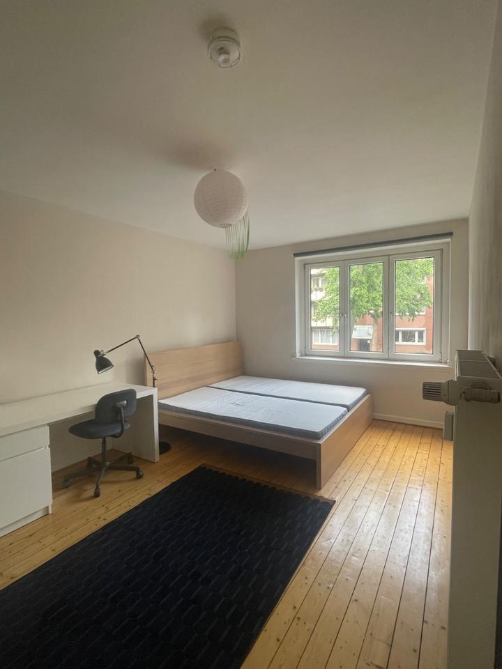 Helles Mädchen-WG-Zimmer in zentraler Lage