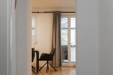 Natürlich sanierte und möblierte Altbauwohnungen zimmer