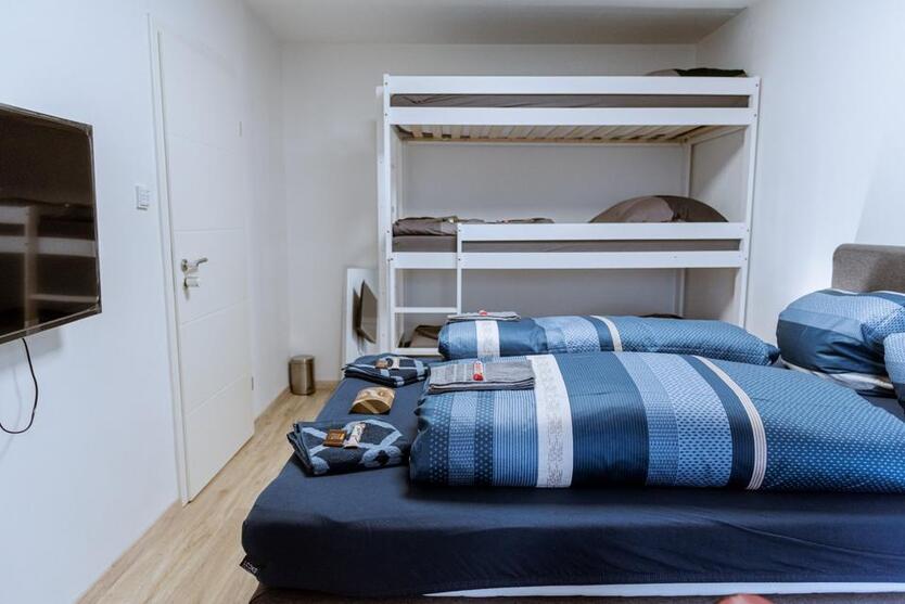Smartes möbliertes Zimmer mit Privatsphäre – 30 Sek. zur U-Bahn