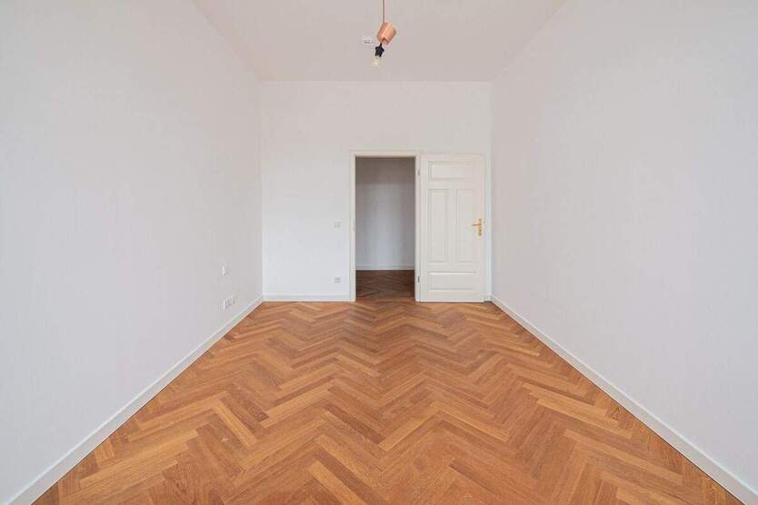 Komfortable Wohnung in mondänem Altbau in Elbnähe. Balkon, Parkett, und Tageslichtbad mit Wanne. 3 zimmer