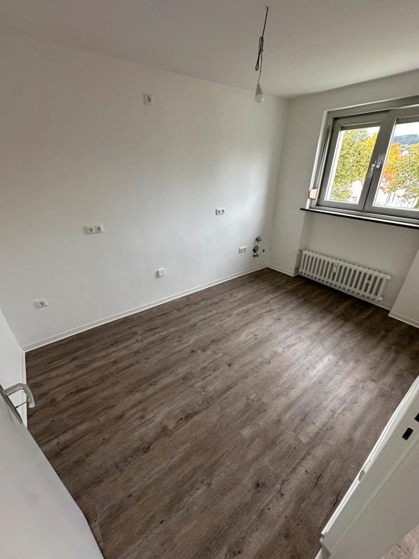 EG 5 Zimmer ab sofort (frisch saniert) zimmer