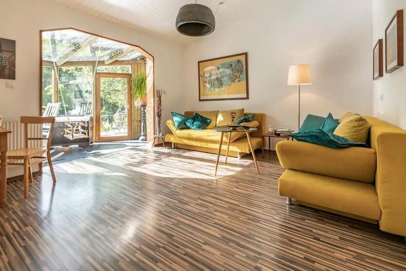 2-Zimmerwohnung mit 103 qm, Wintergarten, Terrasse, Gartensauna + Pool, BadWc, Küche, Wlan, TV, Waschmaschine, Trockner und Parkplatz zimmer