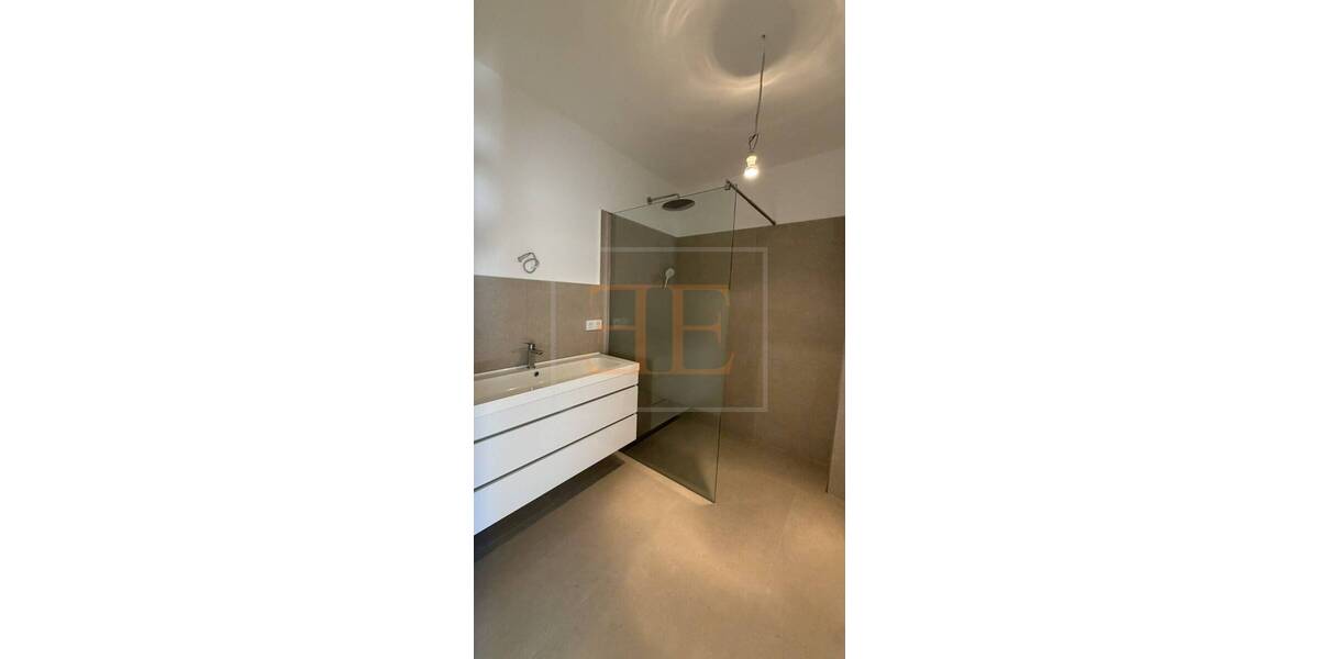 Frisch saniertes Reihenmittelhaus mit 6 Zimmern, Balkon und Einzelgarage zu vermieten - Reihenmittelhaus Rellingen | Angebot:26346609