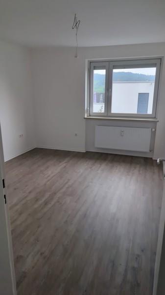 2. OG 3 Zimmer mit Balkon ab sofort zimmer