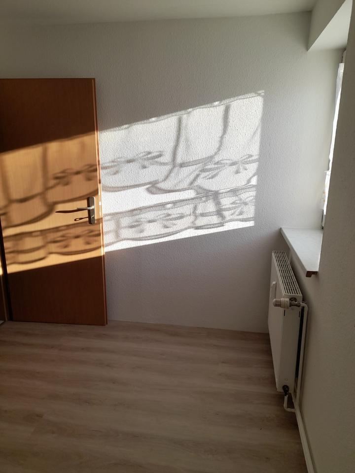 Biete schöne zwei Raum Wohnung