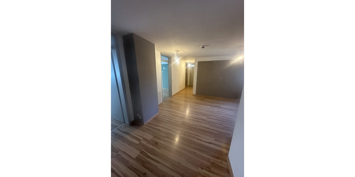 Geräumige 5-Zimmer-Wohnung mit Balkon - Etagenwohnung Gotha | Angebot:27400685