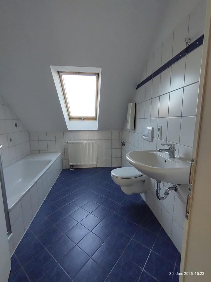 Uffenheim: Helle 2-Zimmer-DG-Wohnung mit Dachbalkon