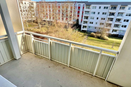 3 Zimmer Wohnung mit Balkon und Küche mit Fenster