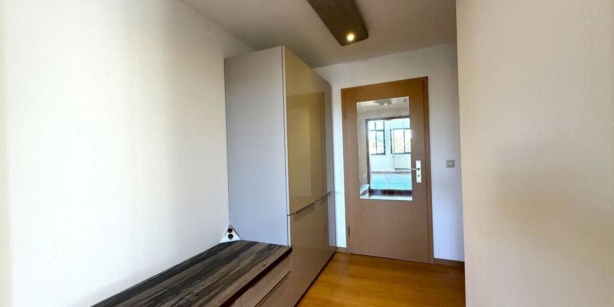 Zentral gelegene 3-Zimmer Wohnung im Dachgeschoss mit Einbauküche - Dachgeschoßwohnung Mittweida Rößgen | Angebot:27207669