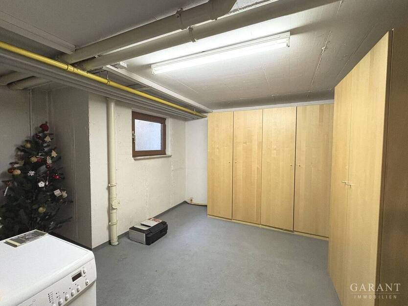 Großzügiges Haus mit zwei Garagen! 6 zimmer