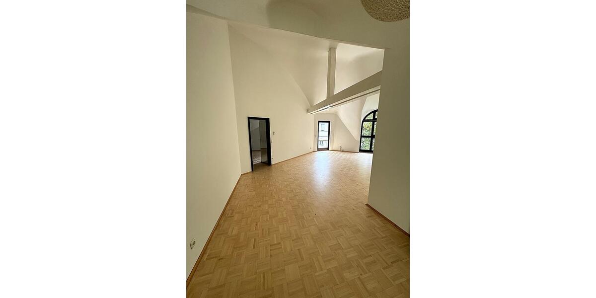 Dachgeschoßwohnung Wiesbaden Biebrich - 2 Zimmer, 90 m&sup2;, 1.315&euro; | Angebot:26662447