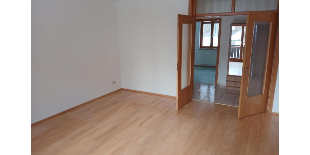 Erdgeschoßwohnung Cham - 4 Zimmer, 115 m&sup2;, 700&euro; | Angebot:25549096