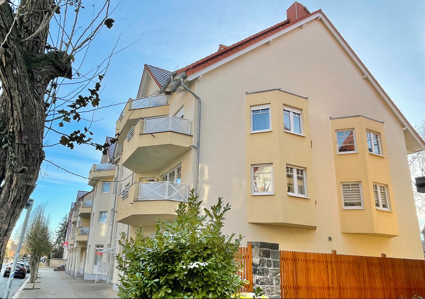 Sehr schöne Wohnung mit Balkon, EBK, Vollbad und Tiefgarage! zimmer