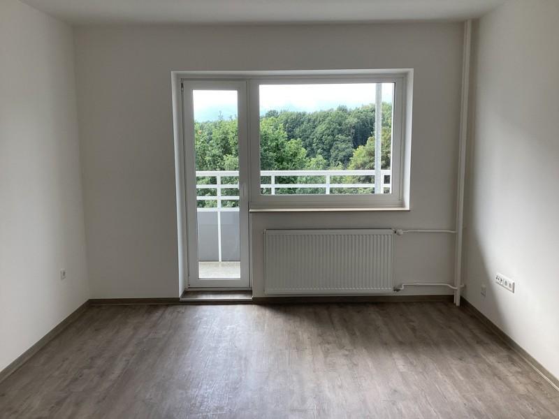 Reinkommen und Wohlfühlen: saniertes 1-Zi.-Appartment mit Balkon und Aufzug, sofort anmietbar!
