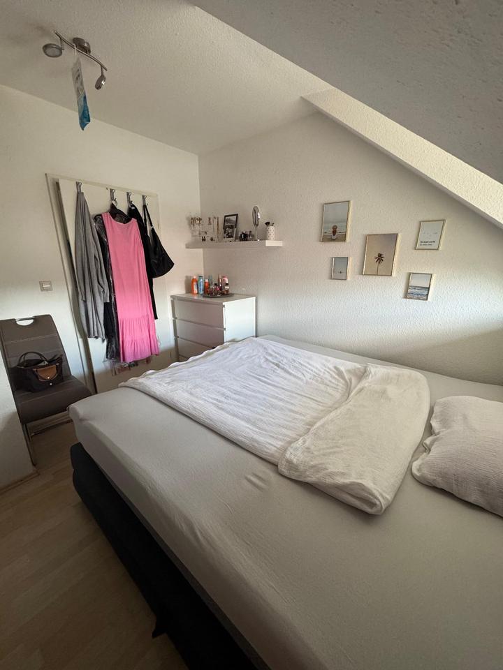 Helle 2-Zimmer DG-Wohnung mit Balkon