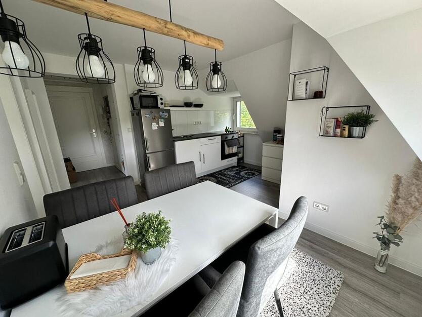 Hübsche 2 - Zimmer Dachgeschoss Wohnung zu vermieten