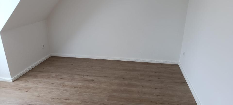 Nach Renovierung!! Schöne Dachgeschoßwohnung mit Balkon zu vermieten