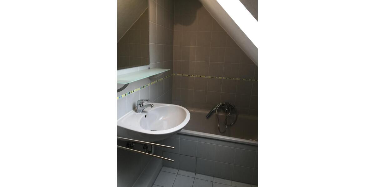 Schöne Dachgeschosswohnung im Grünen 2 zimmer