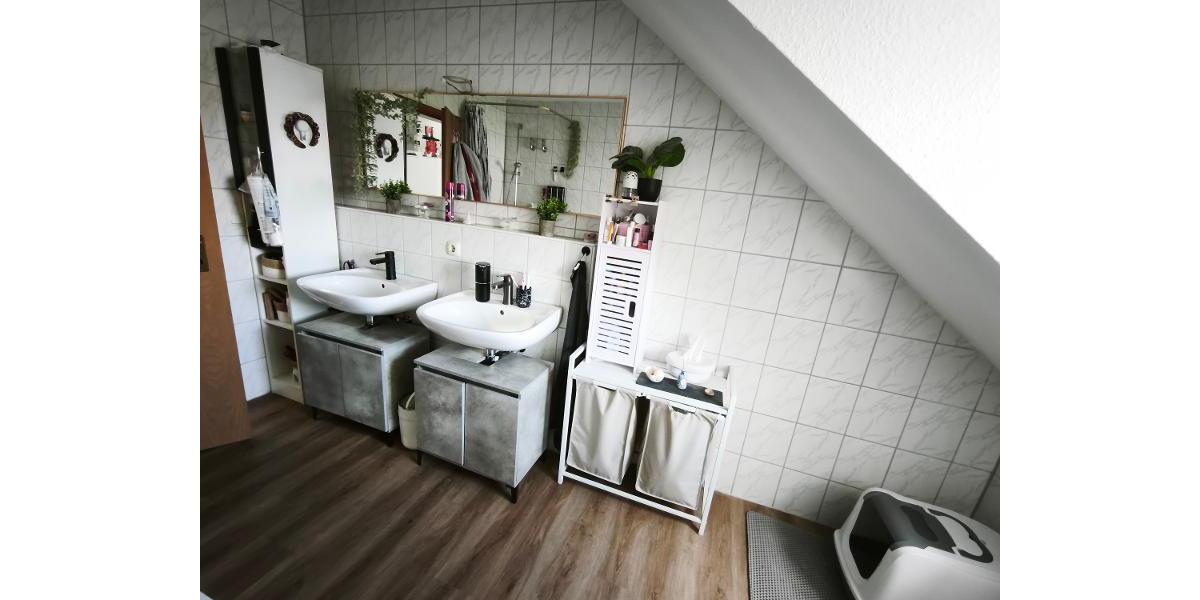moderne 3 Zi. DG (2. OG) Wohnung mit Balkon und KFZ-Stellplatz - Etagenwohnung Uehlfeld | Angebot:26704502