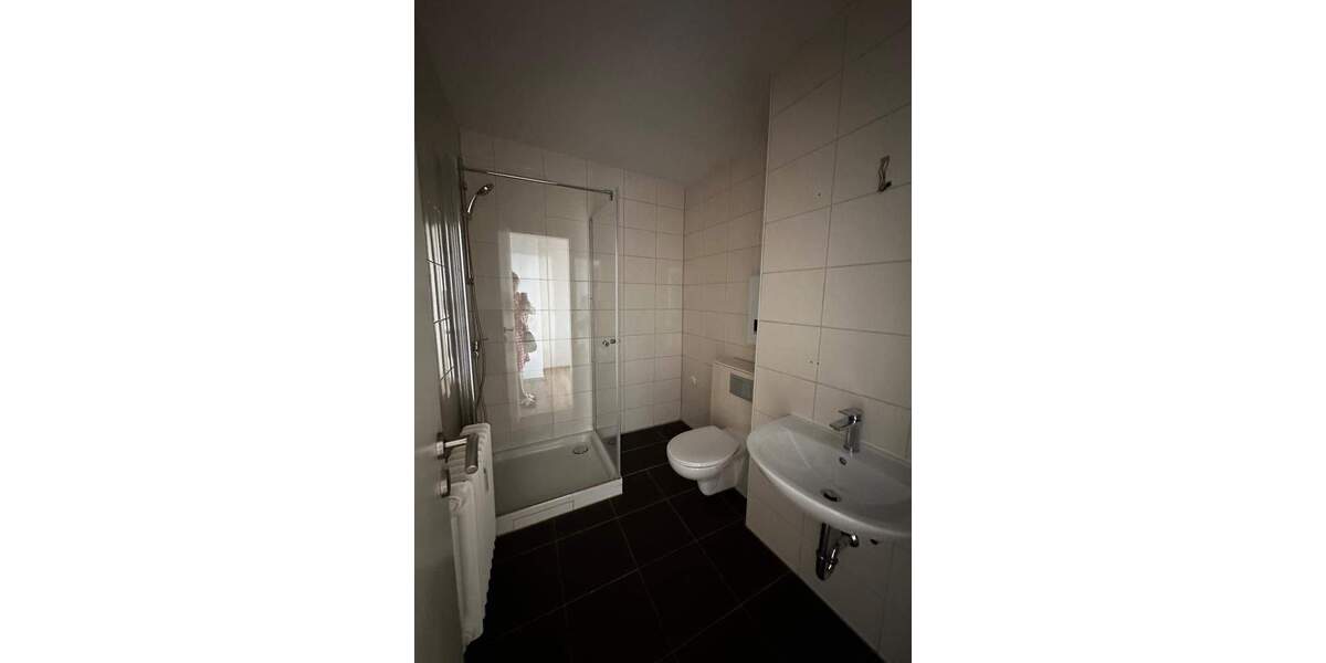 Renovierte 2-Zimmer Wohnung mit Einbauküche, Balkon und PKW-Stellplatz 2 zimmer