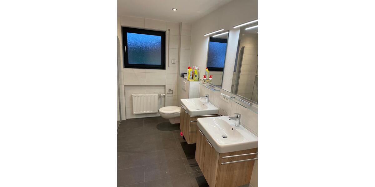 4 Zimmer Wohnung zu vermieten, zusätzlich Kellerraum und Garage 5 zimmer