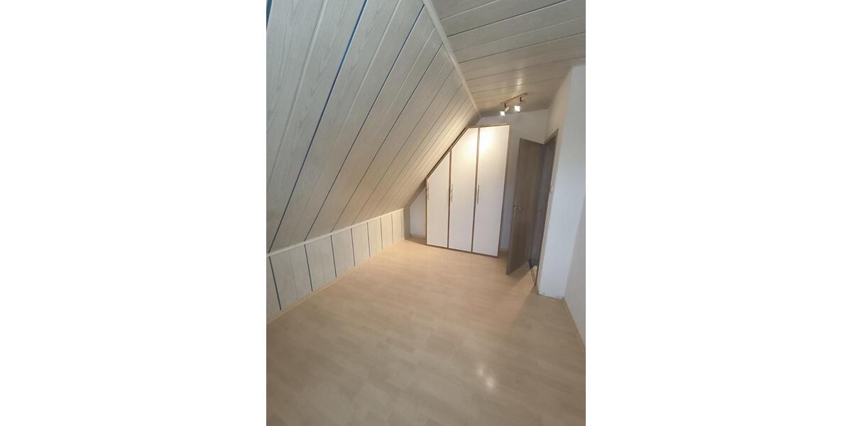 Helle Dachgeschosswohnung 80 qm in Enger mit Balkon und Carport 3 zimmer