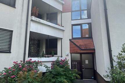 SOFORT VERFÜGBAR - Traumhafte Lage am Wöhrder See! Renovierte 2 Zimmer Dachgeschoss-Wohnung