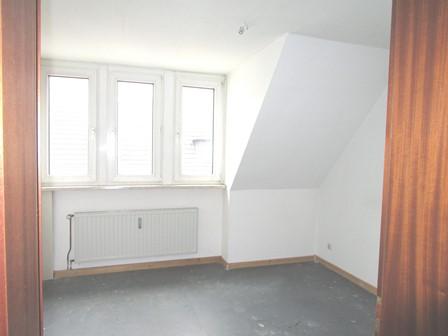 Dachgeschoßwohnung Essen Huttrop - 3.5 Zimmer, 49 m&sup2;, 400&euro; | Angebot:25209211
