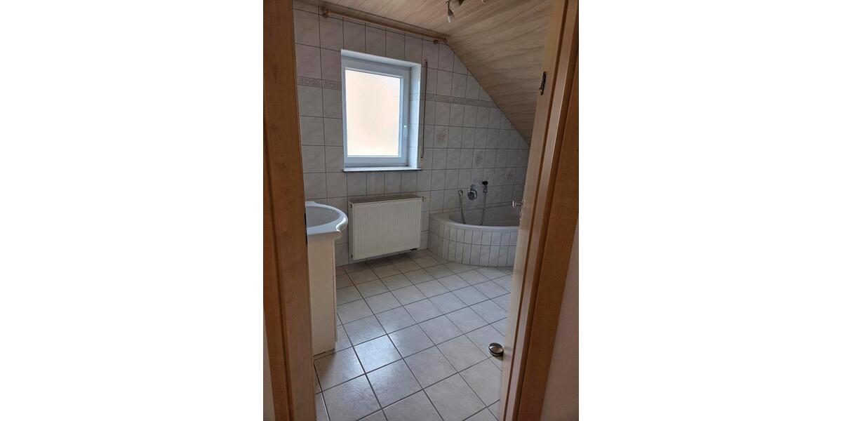 Dachgeschoßwohnung Knittlingen - 3 Zimmer, 80 m&sup2;, 900&euro; | Angebot:26535914