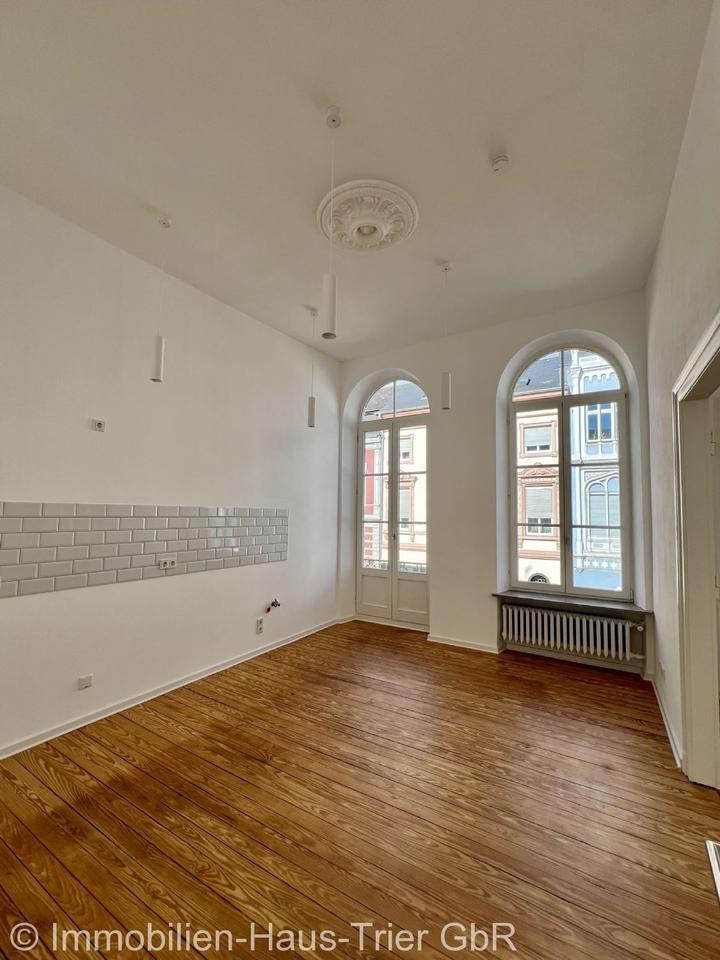 Schicke 2 Zimmer Altbauwohnung mit französischem Balkon zimmer