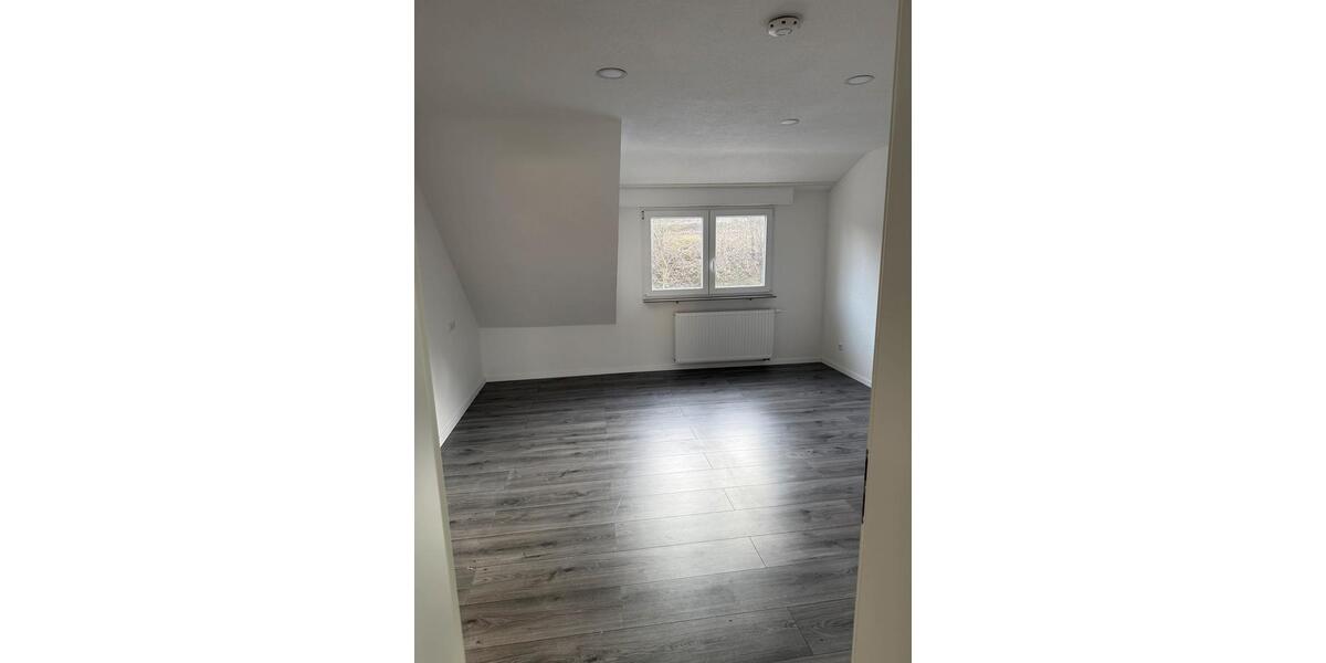 Dachgeschoßwohnung Schwaikheim - 3 Zimmer, 80 m&sup2;, 1.300&euro; | Angebot:24551496