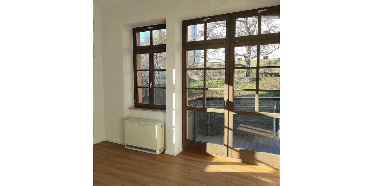 Wunderschöne 4-Zimmer-Wohnung im 1.OG mit riesigem Balkon und Burgblick! Esszimmer, Gäste-WC. Stellplatz wenn gewünscht. 4 zimmer