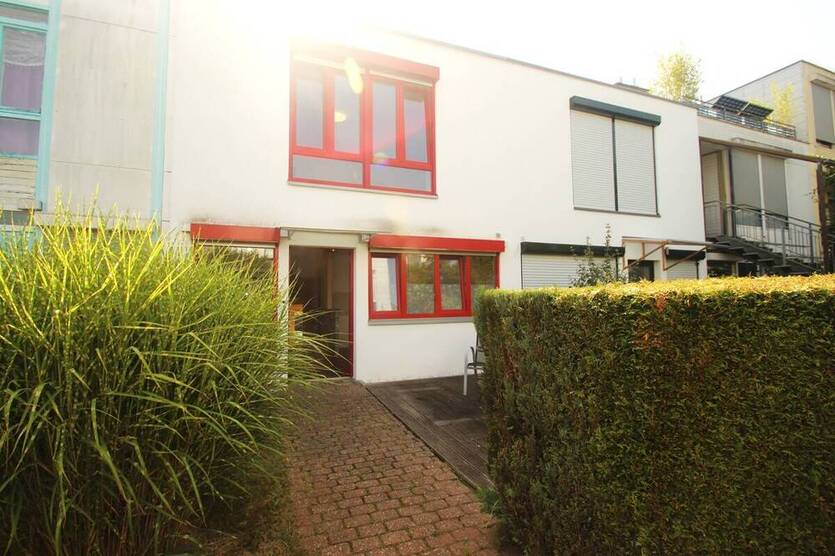 Einfamilienhaus, Garten, Terrasse und Garagenplatz mit Zugang direkt ins Haus