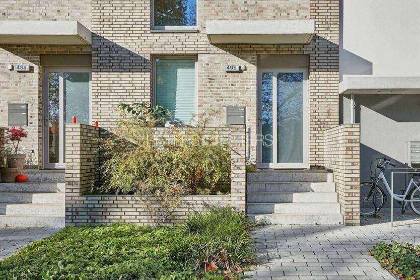 + Großzügige 2-Zimmer-Wohnung mit eigenem Eingang und Terrasse +