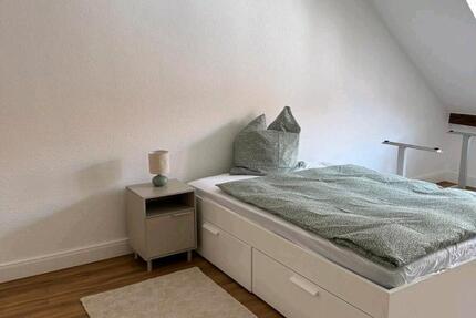 Schönes möbliertes Zimmer in zentraler Lage in einer 4er WG zimmer