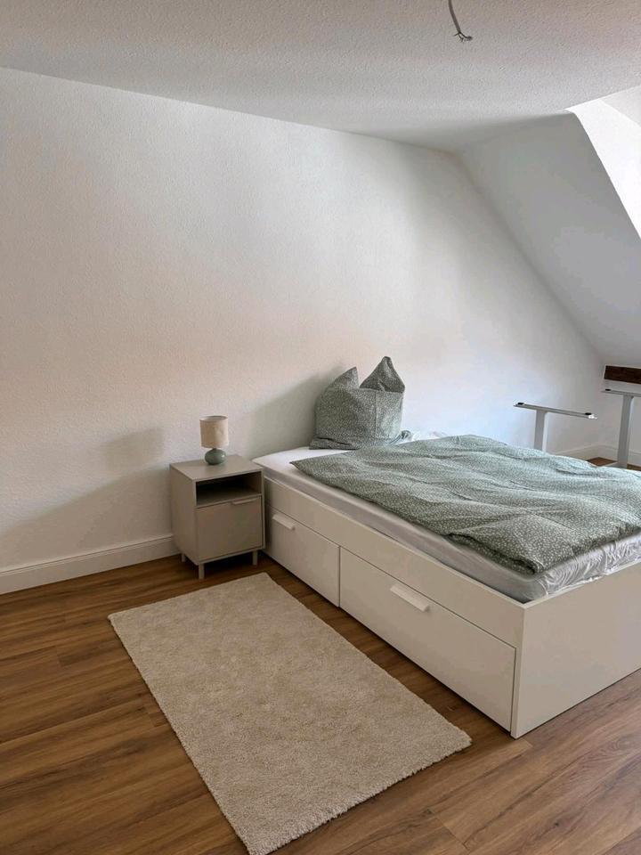 Schönes möbliertes Zimmer in zentraler Lage in einer 4er WG zimmer