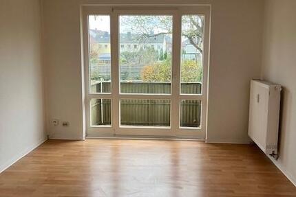 **Schöne FRISCH RENOVIERTE Erdgeschosswohnung mit Balkon und großem Kellerabteil** zimmer