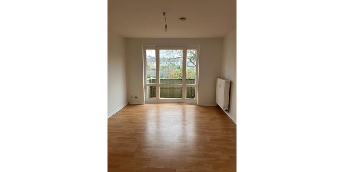 **Schöne FRISCH RENOVIERTE Erdgeschosswohnung mit Balkon und großem Kellerabteil** zimmer