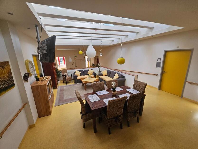 Studentinnen aufgepasst ! Separate 1-Zimmer-Wohnung mit eigenem Bad in WG zu vermieten !