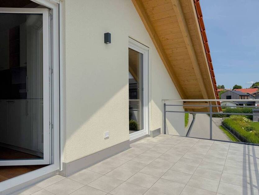 *** Gemütliche Dachgeschoss-Wohnung *** hochwertig ausgeführt und mit vollständiger Einbauküche ***