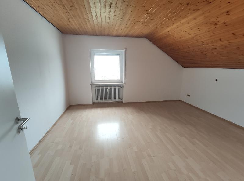 3- Zi. DG Wohnung mit 2 Balkonen und Garage
