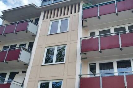 4 6 0,- für FREIE und NEU renovierte 3 2 qm KomfortWohnung mit viel Licht + BALKON + EINBAUKÜCHE