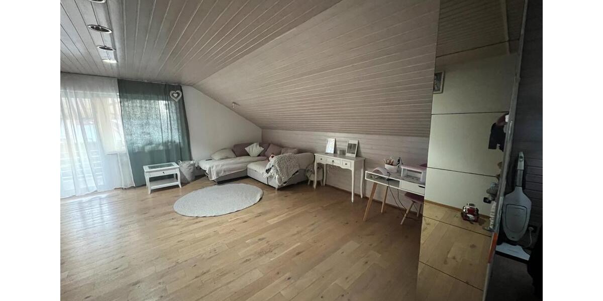 Gemütliche 3‑Zimmer-Dachgeschosswohnung – 98 m² – ab März 3 zimmer