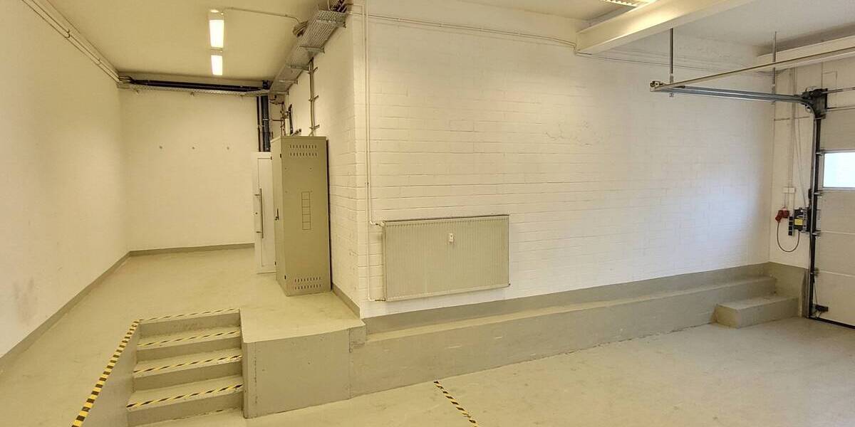 Gewerbehalle_Studio_Werkstatt mit Rolltor und Büro am Bahnhof Müllheim 2 zimmer