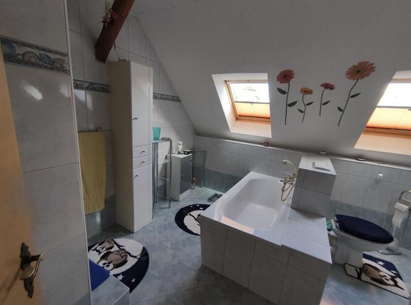 L34W4 - Tolle 3-Zimmer - DG-Wohnung in Vierfamilienhaus, Balkon, Gartennutzung zimmer
