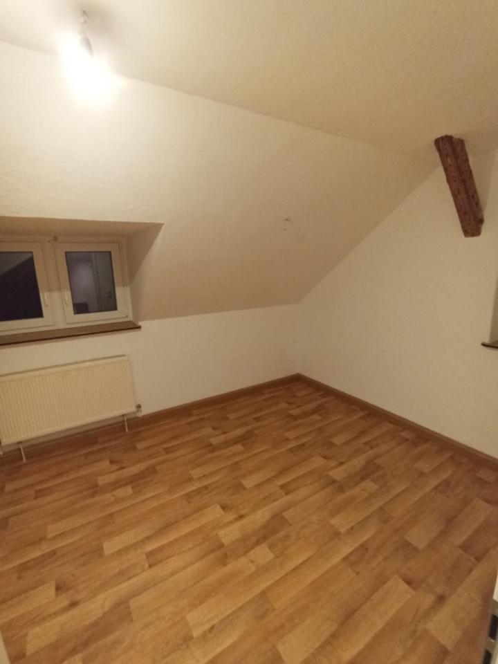 In ruhiger Lage, DG-Wohnung mit Ausblick ins Grüne zu vermieten zimmer
