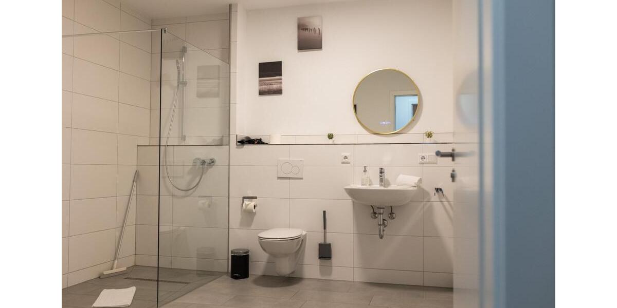 Natürlich sanierte und möblierte Altbauwohnungen zimmer